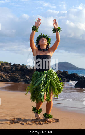 Hula Tänzer am Strand im Süden von Maui, Hawaii. Stockfoto