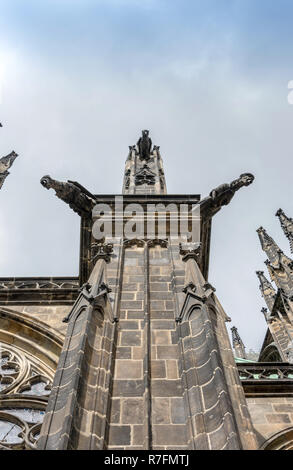 Die Kathedrale von Saint Vitus (1344) in Prag, Tschechische Republik, architektonische Details, mit unheimlichen Wasserspeier Schutz der Turm Stockfoto