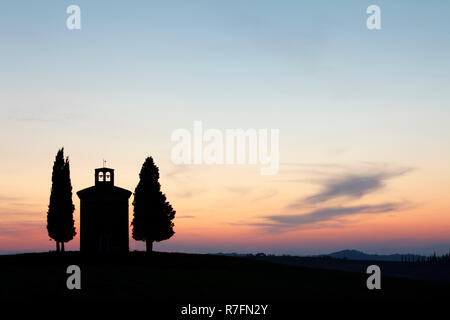 Capella di Vitaleta bei Sonnenuntergang, in der Nähe von San Quirico d'Orcia, Val d'Orcia Toskana, Italien Stockfoto