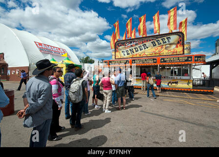 Schlange von Leuten warten Essen in Stampede Park während der Calgary Stampede Show, Calgary, Alberta, Kanada zu kaufen Stockfoto