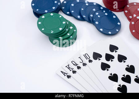Beste Poker Hand überhaupt auf Weiß mit farbigen Spieljetons Stockfoto