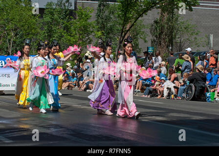 Chinesischen jungen Frauen in traditioneller Kleidung während der Calgary Stampede Parade, Calgary, Alberta, Kanada Stockfoto