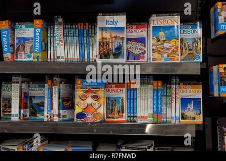 Reisen und Urlaub Reiseführer und Bücher in WHSmith Bookshop, Großbritannien Stockfoto