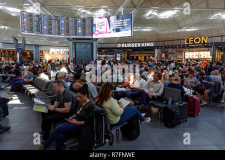 Passagiere warten in der Abflughalle am Flughafen London Stansted, England, Großbritannien Stockfoto