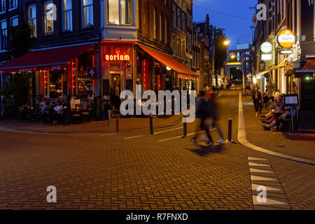 Restaurants und Cafés in der Nacht in Amsterdam, Niederlande Stockfoto