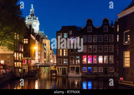 Basilika des Heiligen Nikolaus und Oudezijds Voorburgwal Kanal in Amsterdam, Niederlande Stockfoto