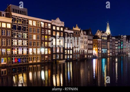 Traditionelle holländische Gebäude am Damrak bei Nacht, Amsterdam, Niederlande Stockfoto