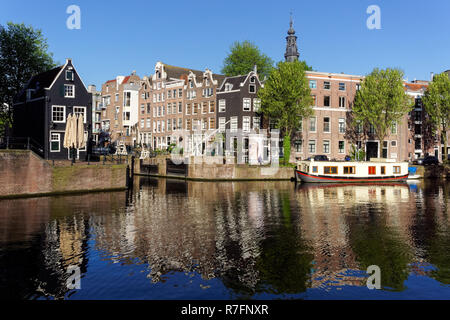 Traditionelle niederländische Häuser am Oudeschans Gracht in Amsterdam, Niederlande Stockfoto