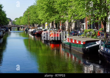 Boote an der Keizersgracht in Amsterdam, Niederlande Stockfoto