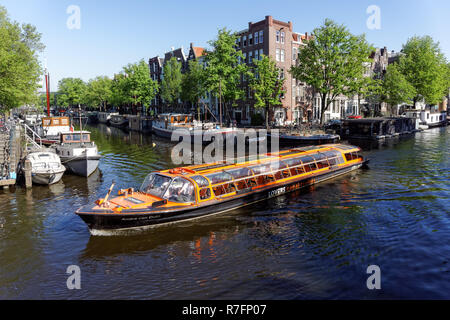 Touristische Bootsfahrt in Amsterdam, Niederlande Stockfoto