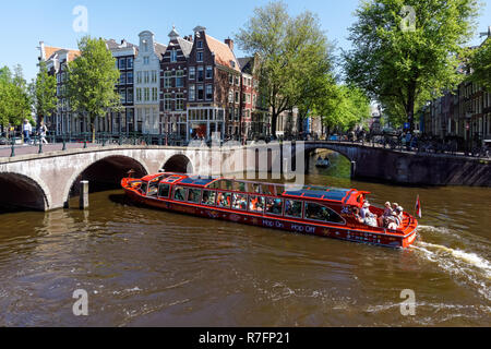 Touristische Bootsfahrt auf der Keizersgracht in Amsterdam, Niederlande Stockfoto