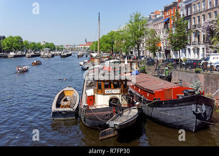 Boote auf dem Fluss Amstel in Amsterdam, Niederlande Stockfoto