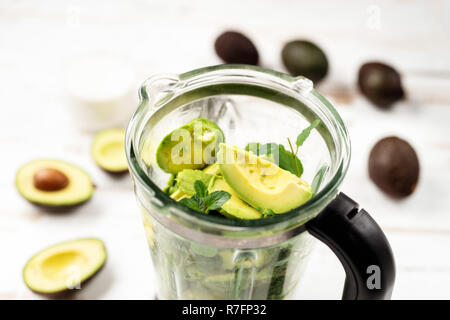Blick von oben auf die Blender mit Avocado Stücke Stockfoto