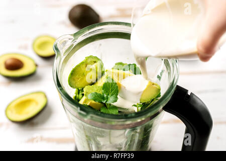 Blick von oben auf die Blender mit Avocado Stücke Stockfoto