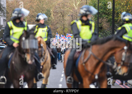 Brexit Verrat März in London Tagen vor der geplanten Abstimmung im Parlament. Berittene Polizei führenden im März Stockfoto