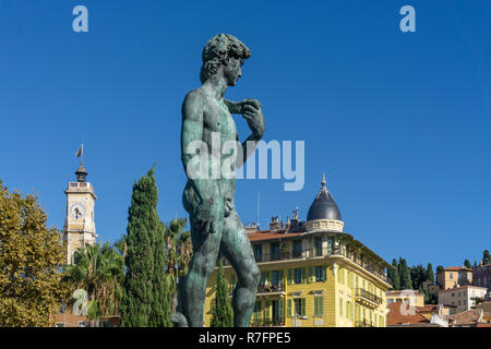 Promenade du Paillon, mit Statue Le David de Michel Angelo, im Hintergrund der Turm des Klosters St. Francois, La tour Saint-François à Nice, Vielle Vi. Stockfoto