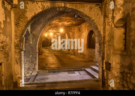 Rue Obscure (Dark Passage) Datring aus dem 13. Jahrhundert, Villefranche Sur Mer, Côte d ' Azur, Côte d ' Azur, Provence, Frankreich Stockfoto