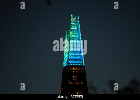 Weihnachtsbeleuchtung auf dem Shard in London bei Nacht mit Silhouetten, die auf dem Niveau. Touristische Attraktion. Oben auf dem Shard skyscraper Stockfoto