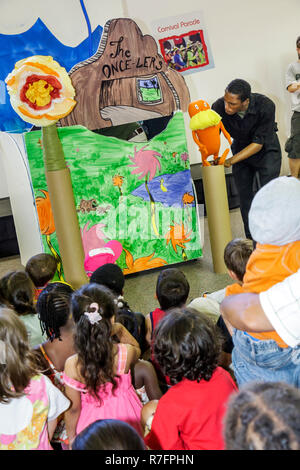 Miami Florida, Cultural Center Plaza, Hauptbücherei, The Art of Storytelling International Festival, Familien Eltern Eltern Kinder, B Stockfoto