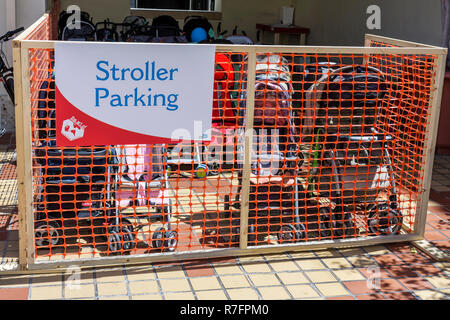 Miami Florida, Cultural Center Plaza, Kinderwagenparkplatz, Komfort, Familie Familien Eltern Eltern Kinder, orientiert, FL090504079 Stockfoto