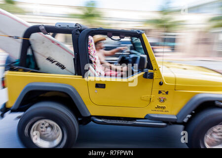 Miami Beach Florida, Washington Avenue, Jeep, Wrangler, Marke, Autos, Geländewagen, Cabrio, Rollkäfig, Männer Männer Erwachsene Erwachsene, Surfbrett, Driv Stockfoto