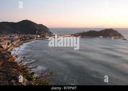 Panorama in der Dämmerung von Rocche di Sant'Anna. Sestri Levante. Ligurien. Italien Stockfoto