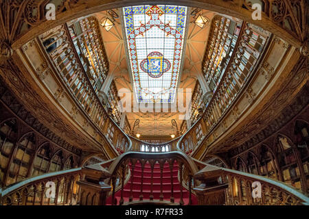 Berühmte Buchhandlung Lello, Interieur, Treppen, Decken, Porto Portugal Stockfoto