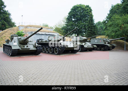 BREST, BELARUS - September 4, 2015: SU-100, T-44, T-34-85, ISU-152 Tanks in Brester Festung, militärische Denkmal Stockfoto
