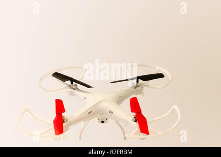 Quadcopter kamera Drohne isolieren auf weißem Hintergrund Stockfoto