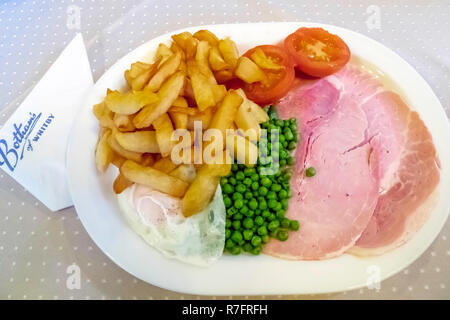 Ein Mittagessen im berühmten Elizabeth Botham's Café in Whitby, York Schinken, Spiegelei, gegrillten Tomaten, Erbsen und Pommes Frites Stockfoto