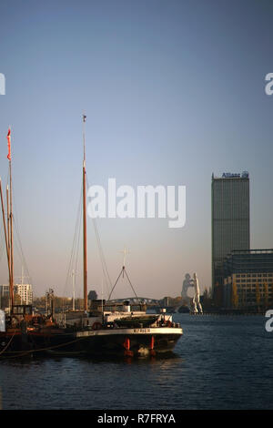 Berlin, Deutschland - November 06, 2018: Segelschiffe am Ufer der Spree Vor dem Kunstwerk "olecule Mann" und die Allianz Hochhaus auf Novemb Stockfoto