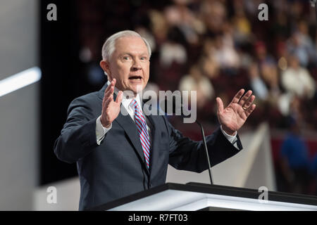 Der republikanische Senator Jeff Sessions von Alabama Adressen am ersten Tag der Republican National Convention in der Quicken Loans Zentrum am 18. Juli in Cleveland, Ohio 2016. Stockfoto