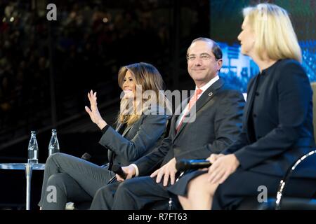 Us-First Lady Melania Trump, Links, nimmt an einer Diskussion mit HHS Sekretärin, Alex Azar, Mitte, und Staatssekretär für Heimatschutz Kirstjen Nielsen, Recht, ein Opioid Rathaus Sitzung an der Liberty University November 28, 2018 in Lynchburg, Virginia. Stockfoto