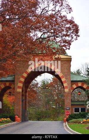 Medinah, Illinois, USA. Der Eingang zu Medinah Country Club in einem Vorort von Chicago im Herbst, die Heimat von drei 18-Loch Championship Golf Courses. Stockfoto