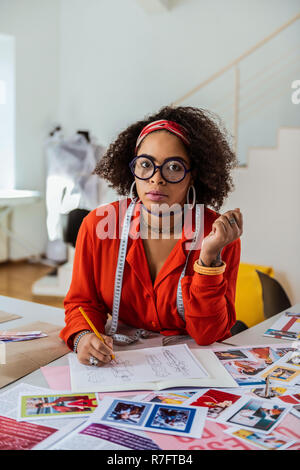 Attraktive junge weibliche designer Zeit im Studio Stockfoto