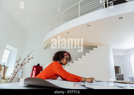 Curly weibliche Designer tragen hoopla Hoops auf Ihre Ohren Stockfoto