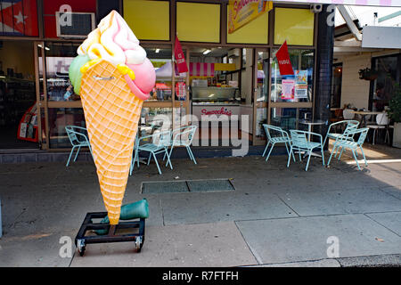 Riesige ICE CREAM CONE Stockfoto