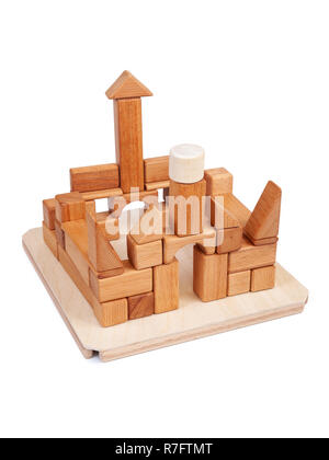 Foto Holz- Konstruktor von kleine Würfel, Dreiecke, Bälle und andere Formen der Buche auf weißem Hintergrund isoliert. Holz- Designer, die in der Form gebaut Stockfoto