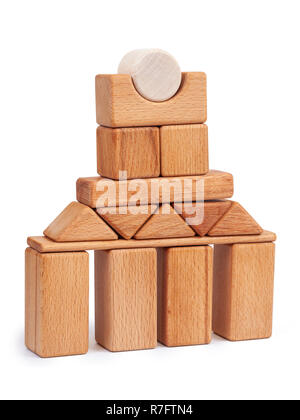 Foto Holz- Konstruktor von kleine Würfel, Dreiecke, Bälle und andere Formen der Buche auf weißem Hintergrund isoliert. Holz- Konstruktor, in der f gefaltet Stockfoto