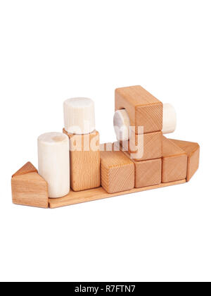 Foto Holz- Konstruktor von kleine Würfel, Dreiecke, Bälle und andere Formen der Buche auf weißem Hintergrund isoliert. Holz- designer, in den Shap gefaltet Stockfoto