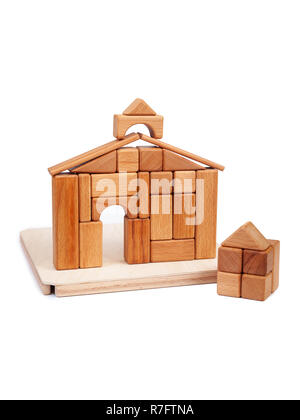 Foto Holz- Konstruktor von kleine Würfel, Dreiecke, Bälle und andere Formen der Buche auf weißem Hintergrund isoliert. Holz- Designer, die in der Form gebaut Stockfoto