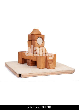 Foto Holz- Konstruktor von kleine Würfel, Dreiecke, Bälle und andere Formen der Buche auf weißem Hintergrund isoliert. Holz- Designer, die in der Form gebaut Stockfoto