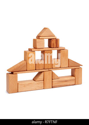 Foto Holz- Konstruktor von kleine Würfel, Dreiecke, Bälle und andere Formen der Buche auf weißem Hintergrund isoliert. Holz- Designer, die in der Form gebaut Stockfoto