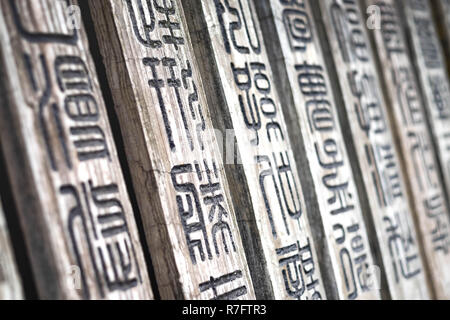 Die alte chinesische Welt schreibt am Bambus. Die alte chinesische Alphabet. Braun antiken chinesischen Buch Seite für den Hintergrund. Es heißt Kalligraphie. Stockfoto