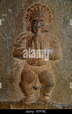 Geschnitztes Idol auf der Säule eines alten Tempels am Hemakuta Hügel, Hampi, Karnataka, Indien Stockfoto