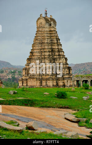 Wunderschön geschnitzten Virupaksha Temple, in Hampi, ballari Bezirk, Karnataka, Indien Stockfoto