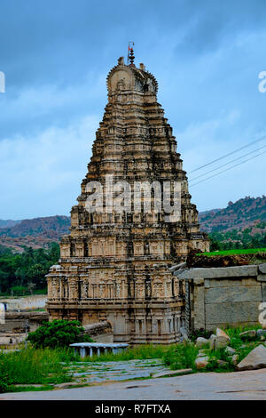 Wunderschön geschnitzten Virupaksha Temple, in Hampi, ballari Bezirk, Karnataka, Indien Stockfoto