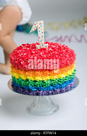 Portrait von Baby Mädchen feiern ihren ersten bithday mit Gourmet Kuchen und Luftballons. Stockfoto