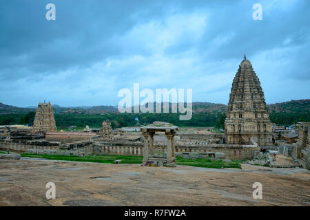 Wunderschön geschnitzten Virupaksha Temple, in Hampi, ballari Bezirk, Karnataka, Indien Stockfoto