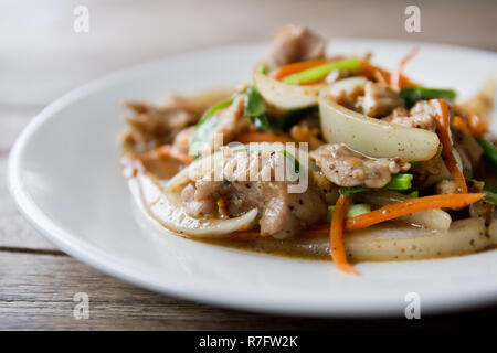 Scheiben vom Rind mit roten und grünen Paprika und Zwiebeln gebraten. Stockfoto